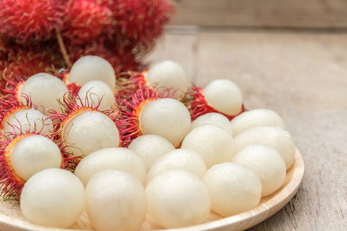 Rambutan yang sudah dikupas di atas piring