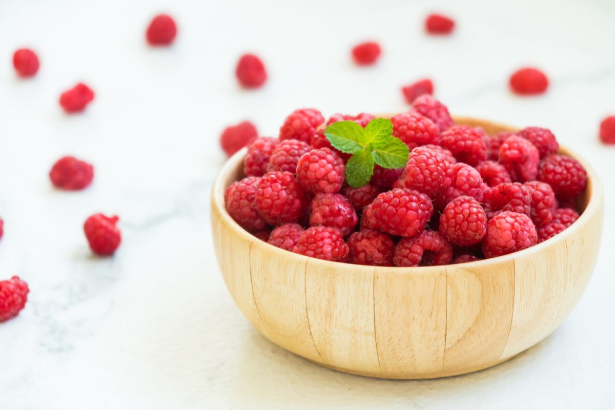 Buah raspberries di dalam mangkuk kayu