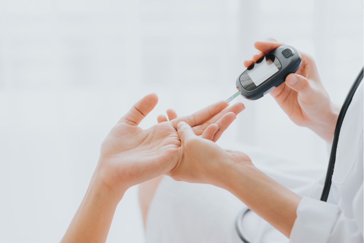 seorang dokter sedang memeriksa diabetes pada pasien