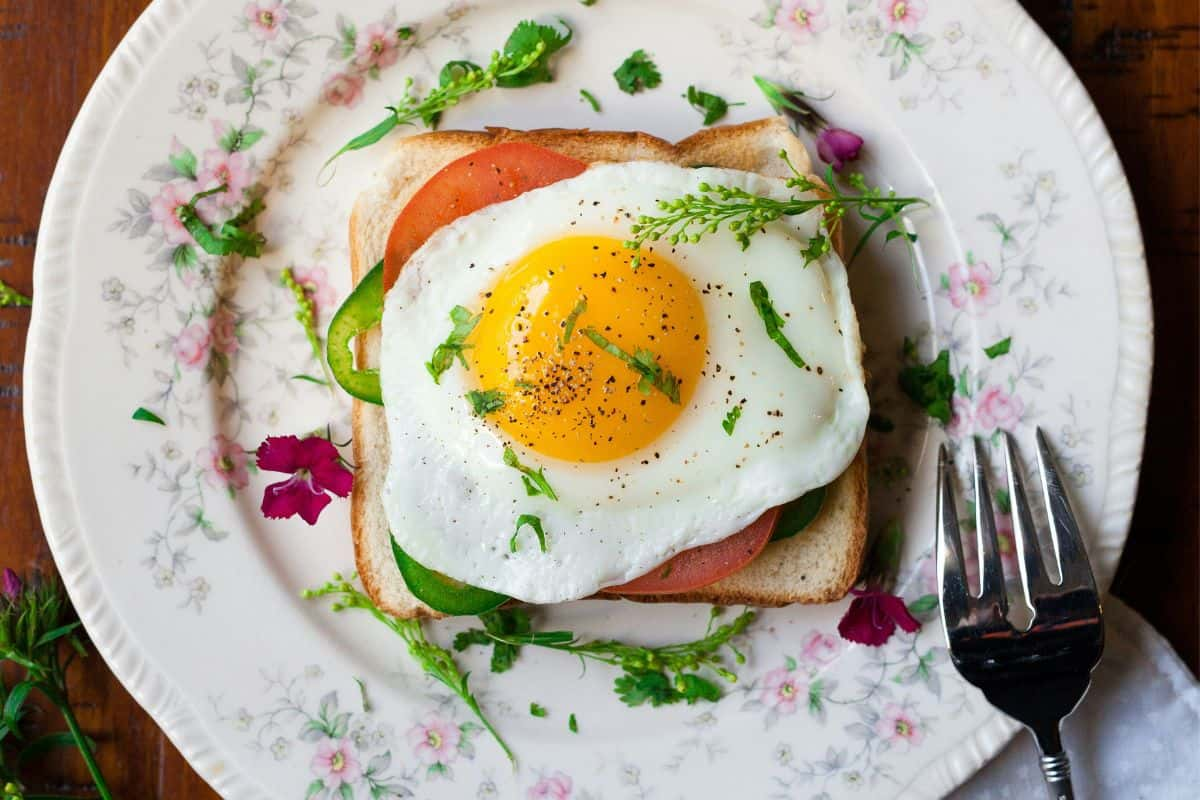 sepiring roti dengan telur dan sayuran