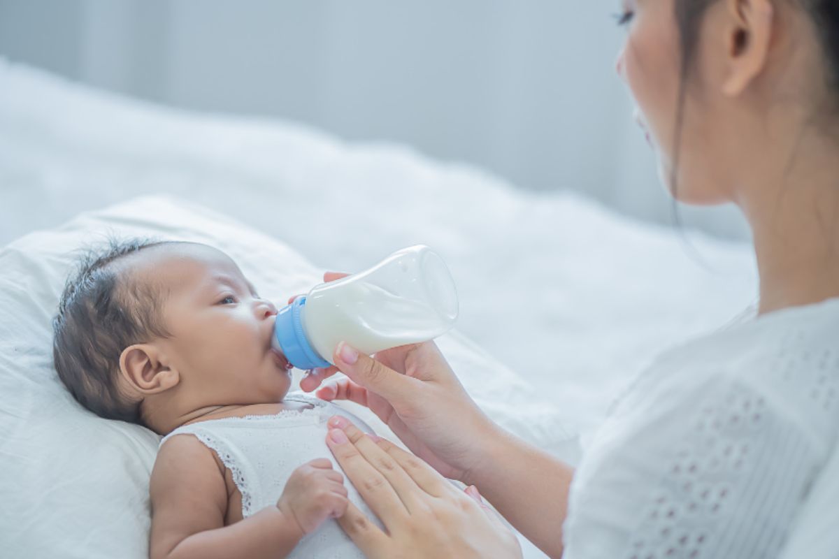 bayi yang sedang minum susu