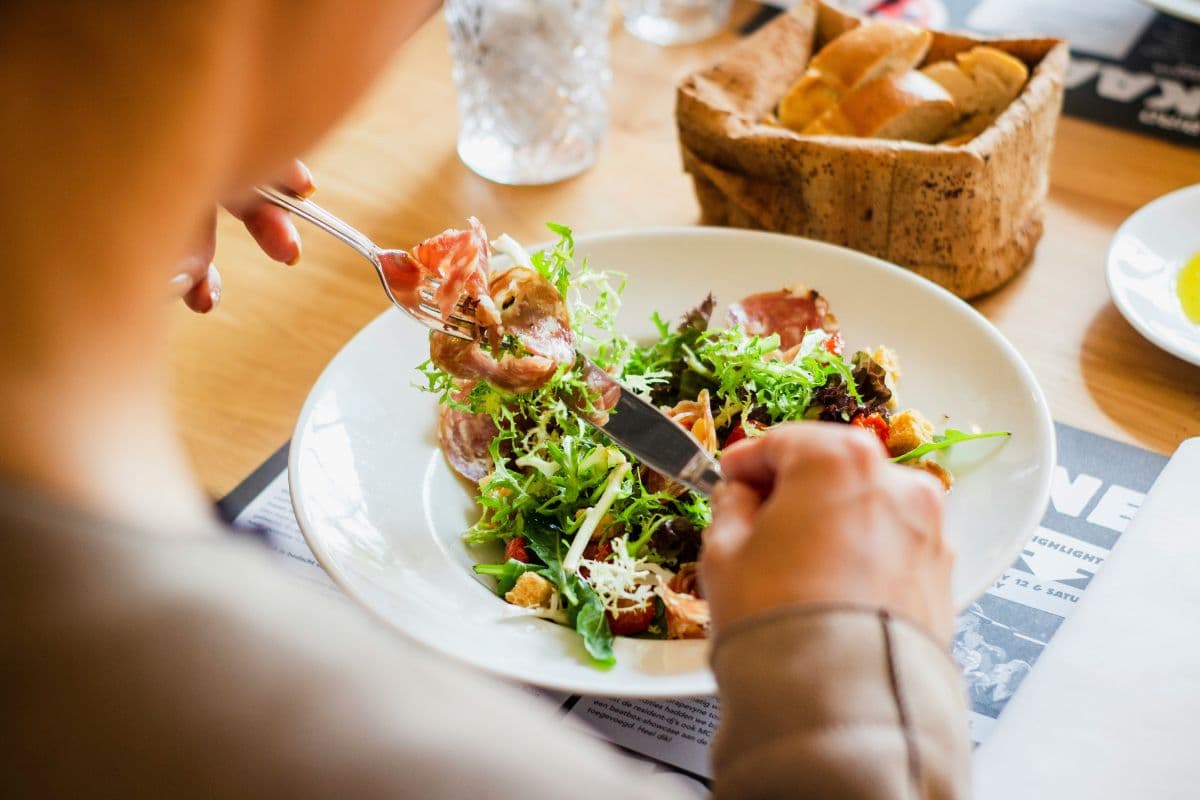 orang yang memakan caesar salad