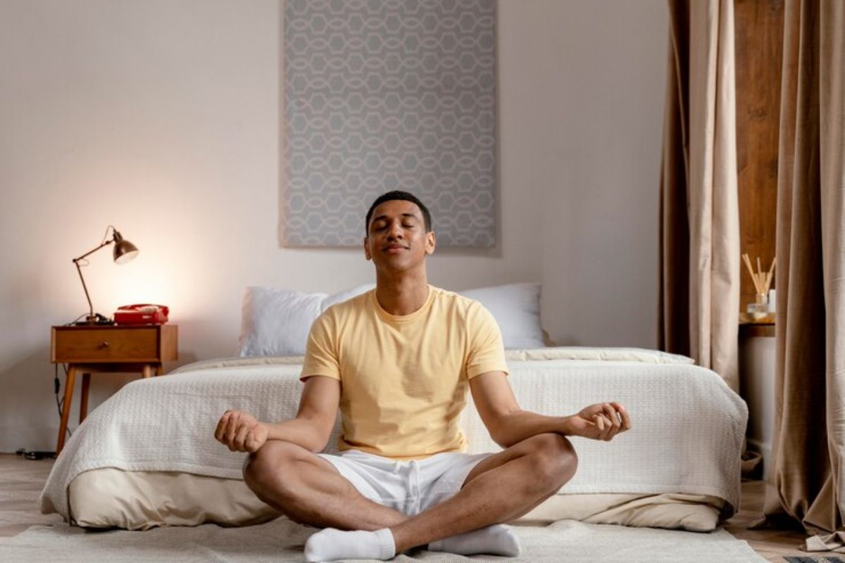 pria sedang meditasi di kamar