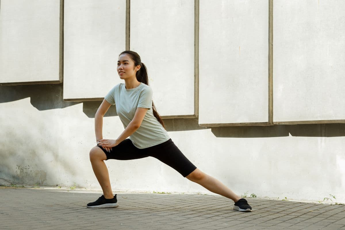 Wanita melakukan side lunges