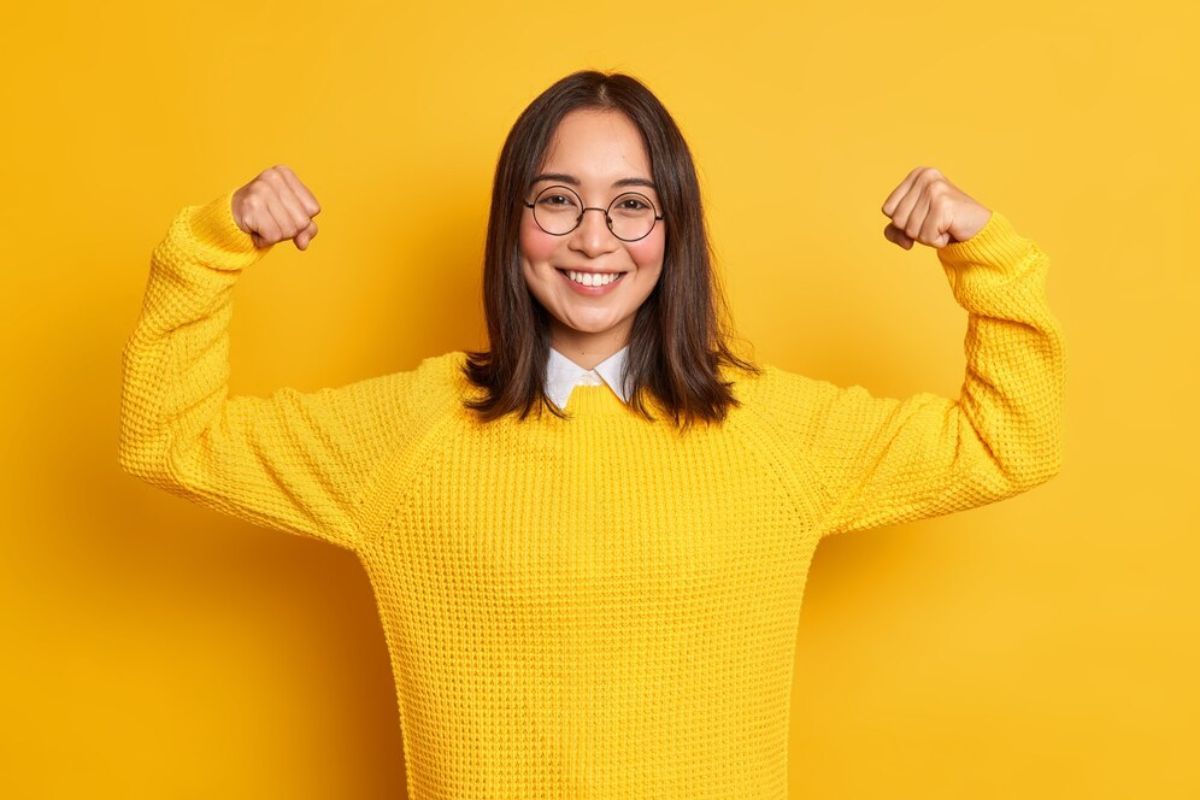 Perempuan baju kuning mengangkat tangannya