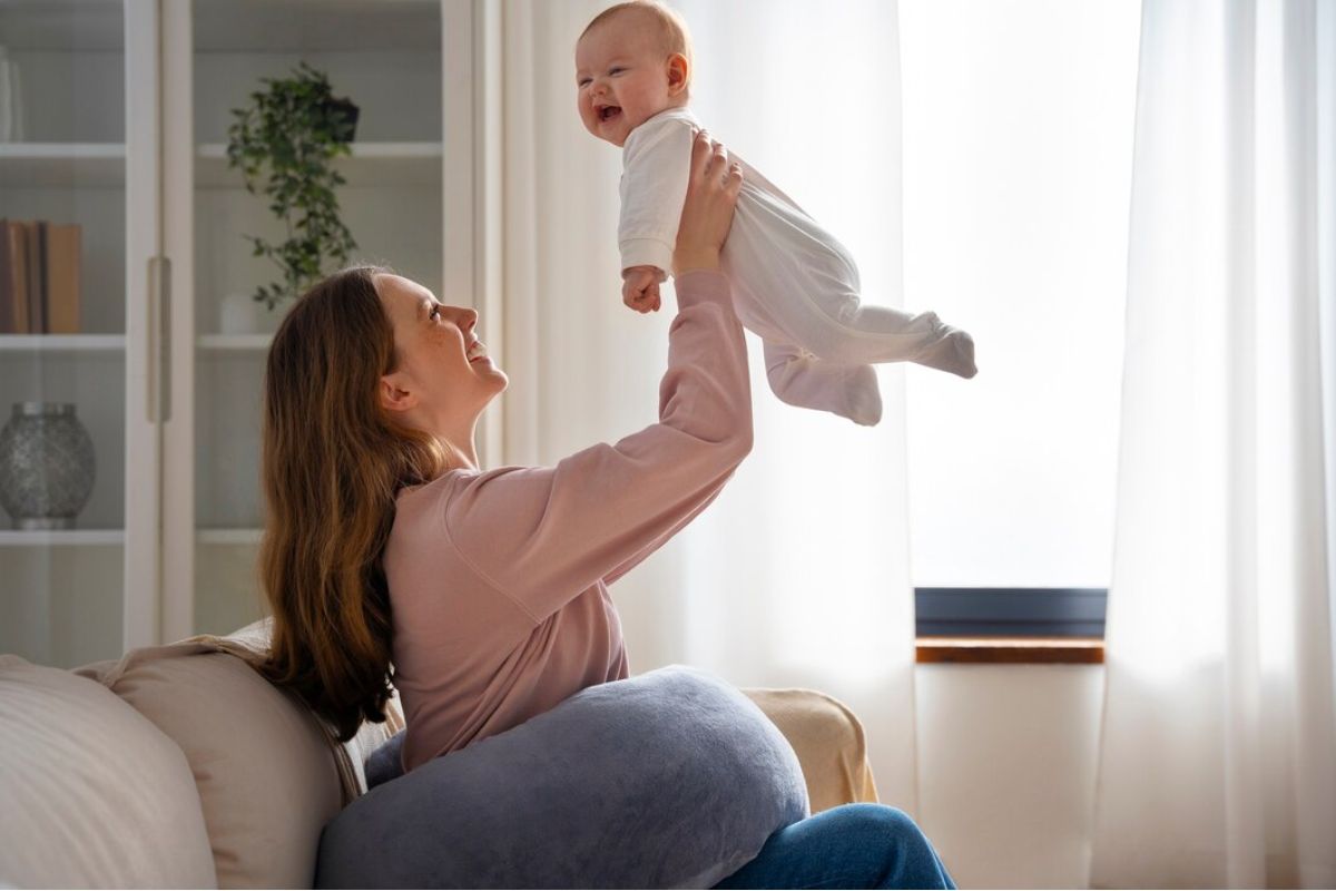 Ibu bermain dengan anak