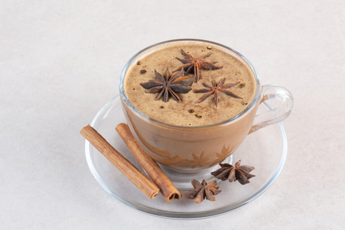 Secangkir teh Masala Chai hangat