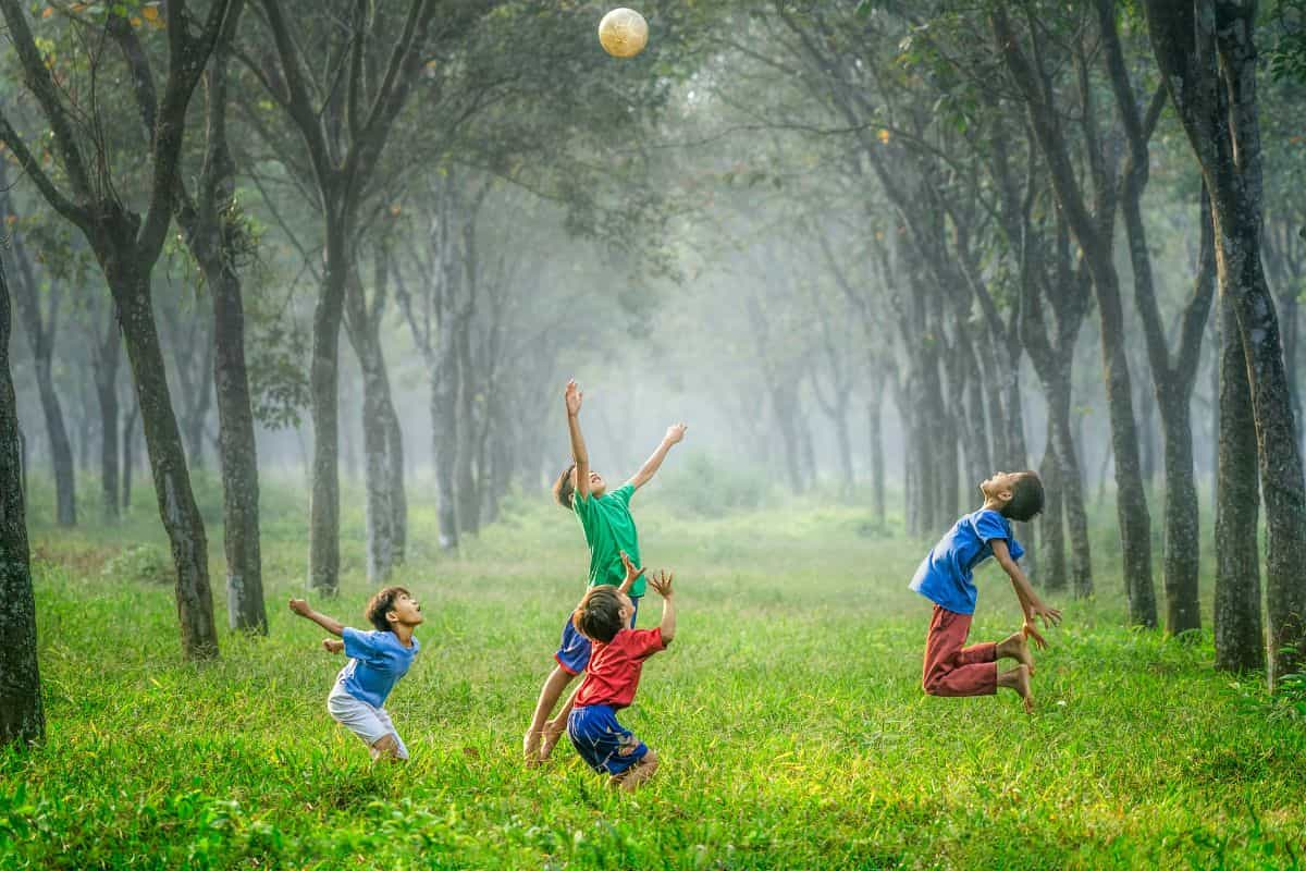 anak-anak yang sedang bermain bola