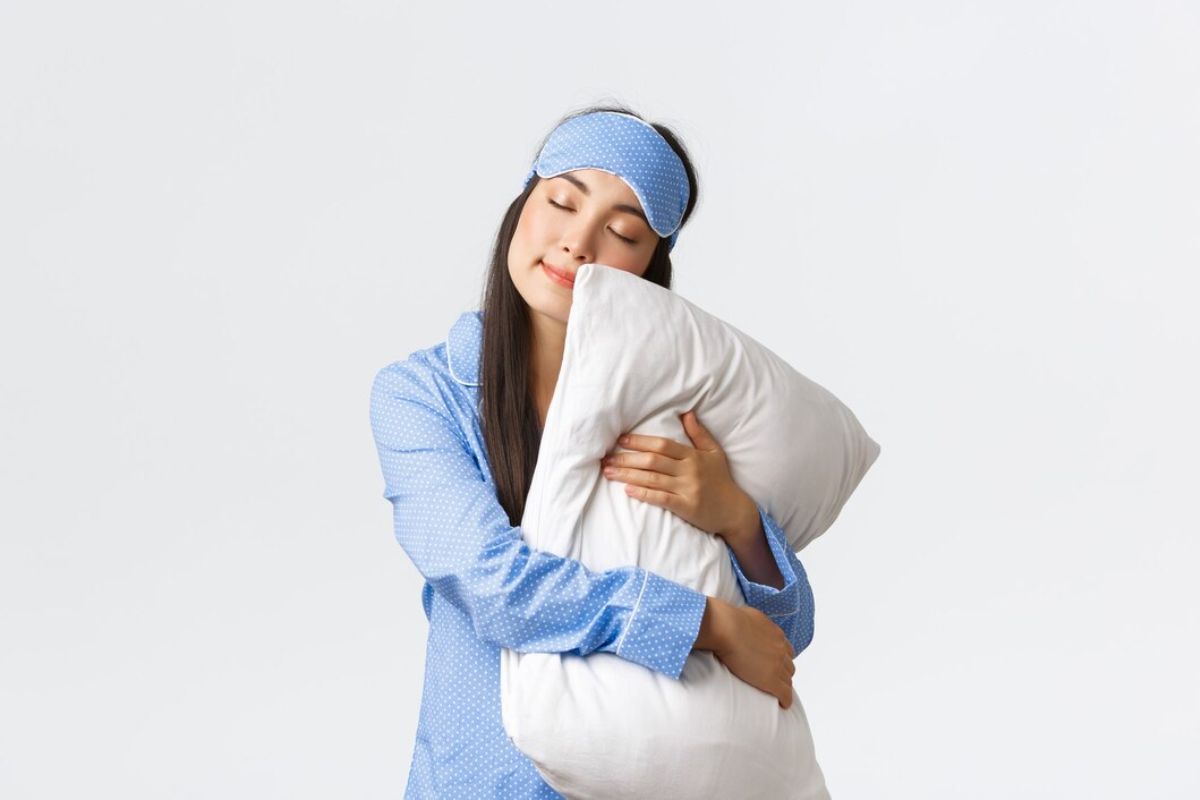 Perempuan memeluk bantal