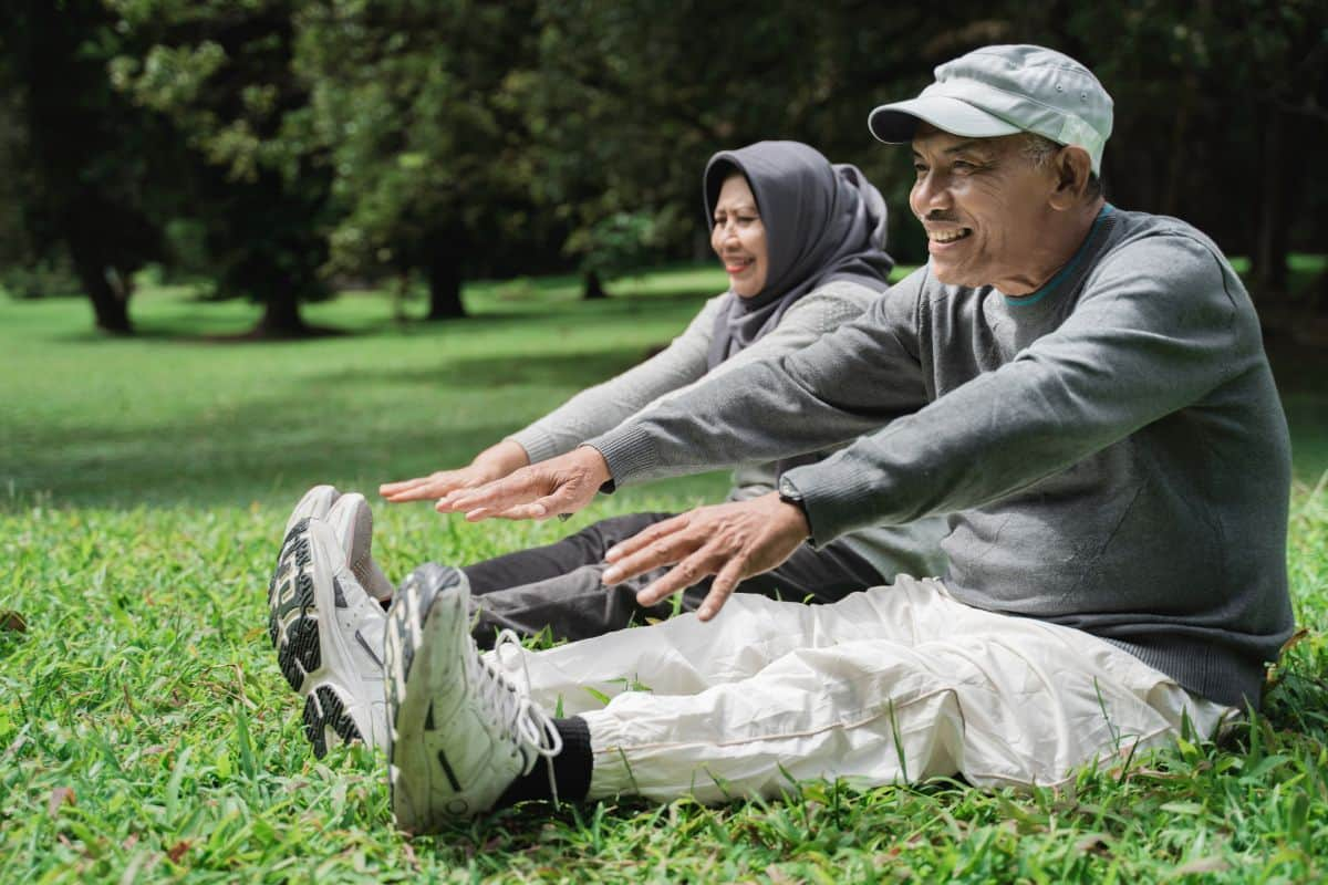 Pria dan wanita sedang olahraga di taman