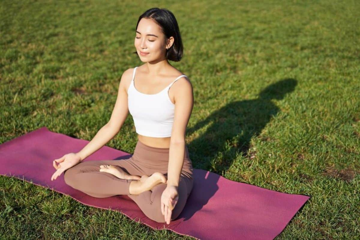 seorang wanita melakukan yoga di luar ruangan