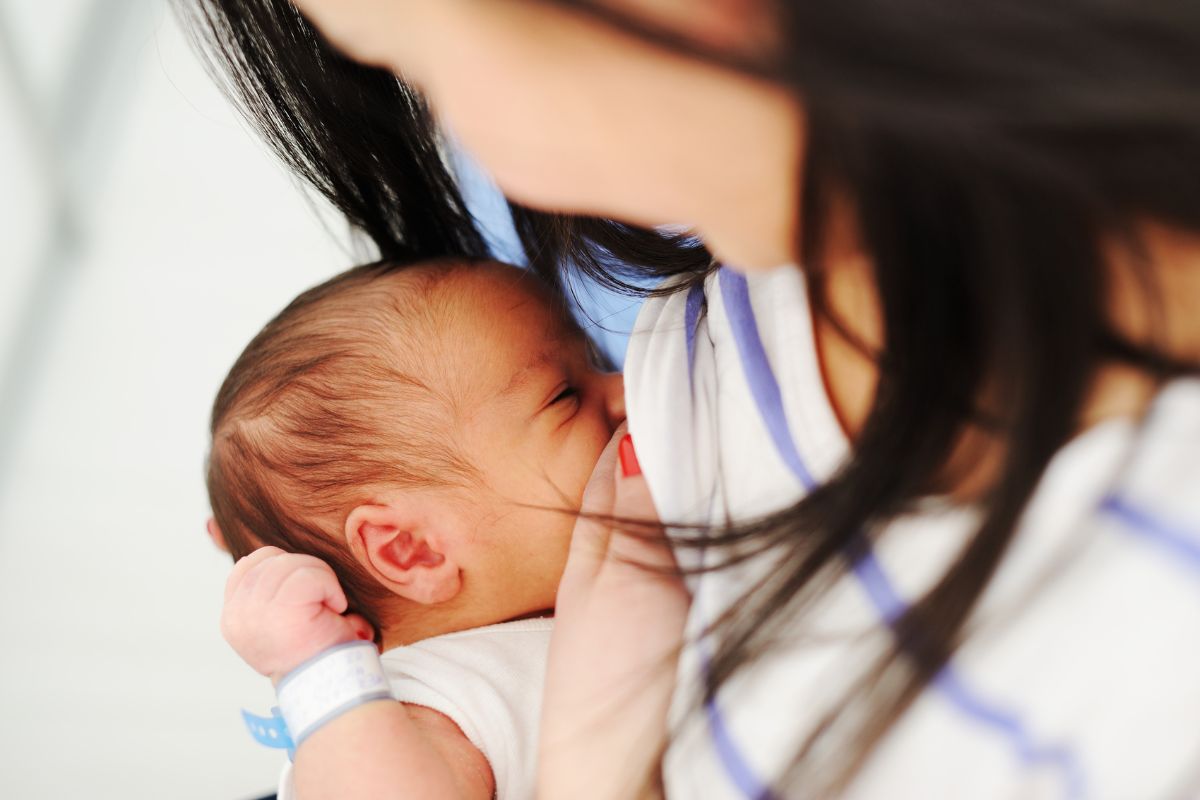 Wanita menggendong bayi yang baru lahir