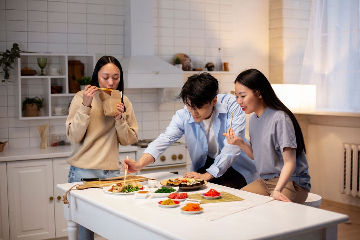 tiga orang yang sedang makan bersama