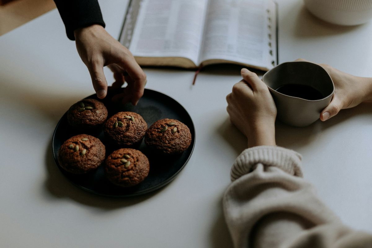 orang yang mengambil kue dan minum teh